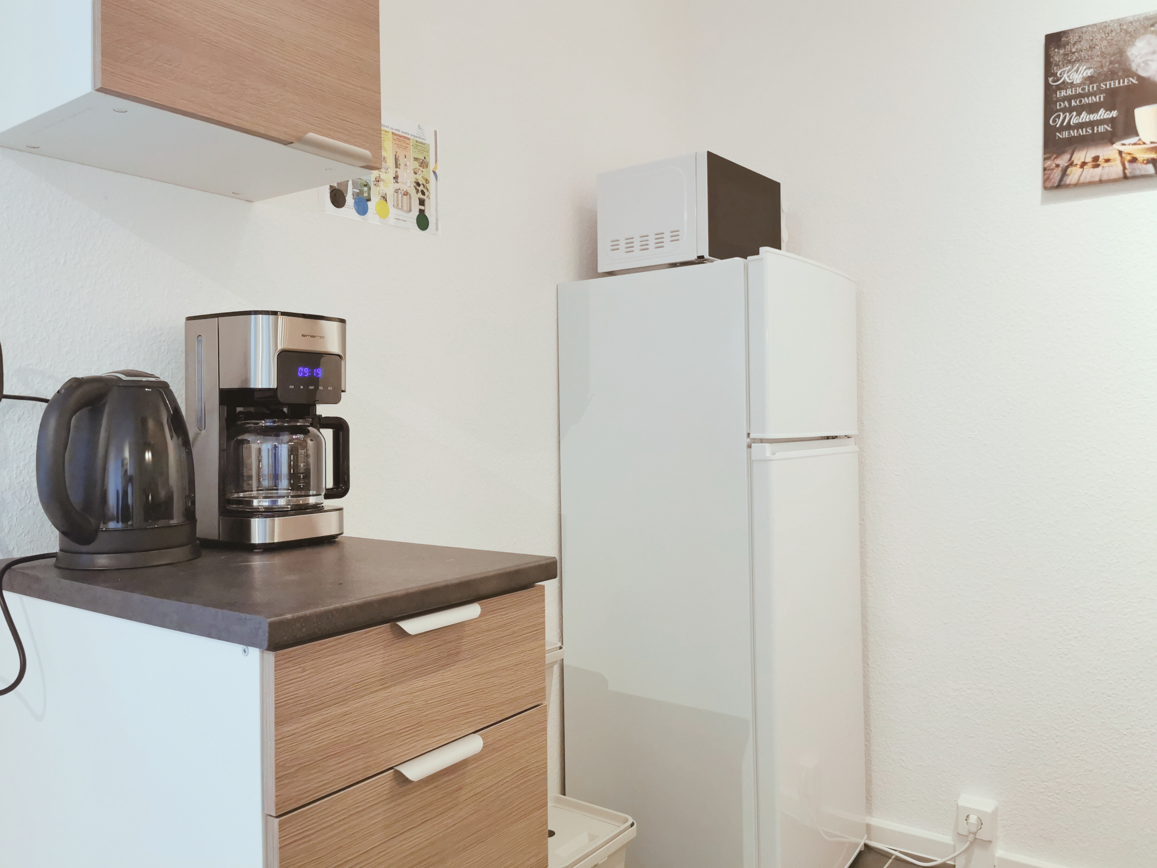 Monteurzimmer: Herd, Kühlschrank und Kaffeemaschine – sofort einsatzbereit.

 - flex living -  Monteurwohnungen in Plauen