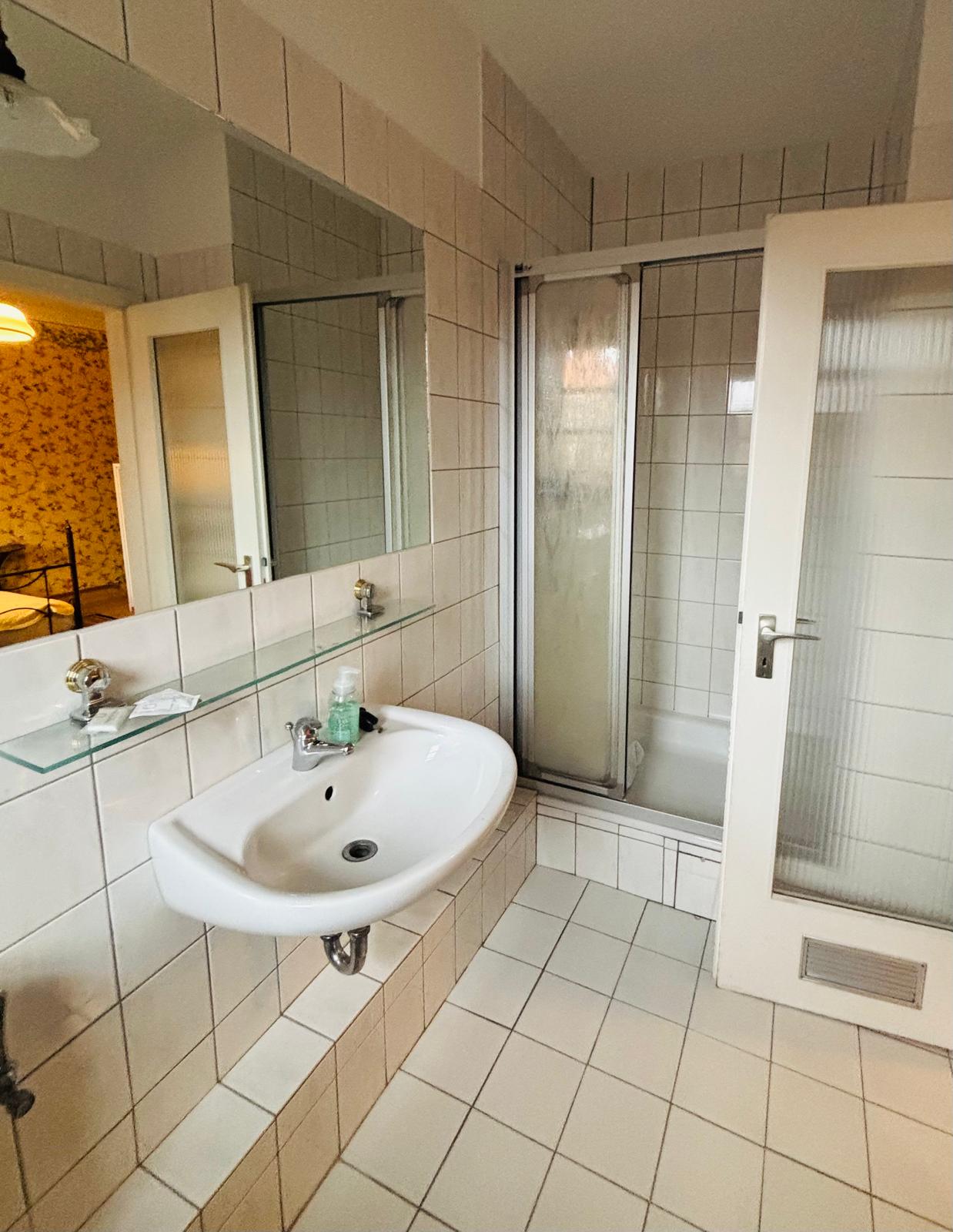 Monteurwohnung - Peine - Badezimmer mit WC und Dusche - Monteurzimmer Altes Rittergut