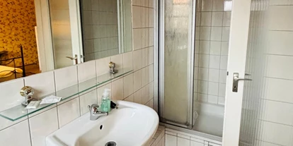 Monteurwohnung - PLZ 30657 (Deutschland) - Badezimmer mit WC und Dusche - Monteurzimmer Altes Rittergut
