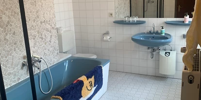 Monteurwohnung - PLZ 30657 (Deutschland) - Badezimmer mit WC und Dusche - Monteurzimmer Altes Rittergut