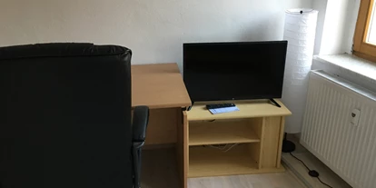 Monteurwohnung - Bettwäsche: Bettwäsche gegen Gebühr - Deutschland - Schlafzimmer 1; Schreibtisch und Fernseher - Wohnen in der Uni-Silber-und Welterbestadt Freiberg. Whg.3