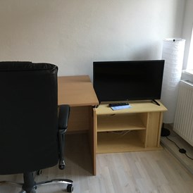 Monteurzimmer: Schlafzimmer 1; Schreibtisch und Fernseher - Wohnen in der Uni-Silber-und Welterbestadt Freiberg. Whg.3