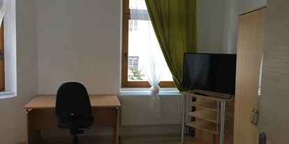 Monteurwohnung - Bettwäsche: Bettwäsche gegen Gebühr - Deutschland - Schlafzimmer 2; ASchreibtisch und Fernseher - Wohnen in der Uni-Silber-und Welterbestadt Freiberg. Whg.3
