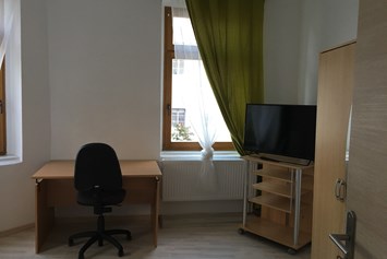 Monteurzimmer: Schlafzimmer 2; ASchreibtisch und Fernseher - Wohnen in der Uni-Silber-und Welterbestadt Freiberg. Whg.3