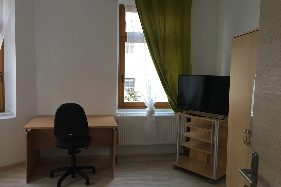 Monteurzimmer: Schlafzimmer 2; ASchreibtisch und Fernseher - Wohnen in der Uni-Silber-und Welterbestadt Freiberg. Whg.3