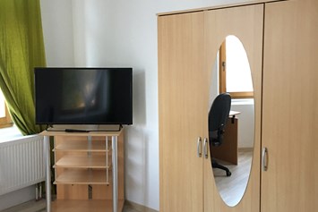 Monteurzimmer: Schlafzimmer 2; Schrank und Fernseher - Wohnen in der Uni-Silber-und Welterbestadt Freiberg. Whg.3