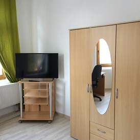 Monteurzimmer: Schlafzimmer 2; Schrank und Fernseher - Wohnen in der Uni-Silber-und Welterbestadt Freiberg. Whg.3