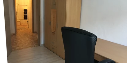 Monteurwohnung - Bettwäsche: Bettwäsche gegen Gebühr - Deutschland - Schlafzimmer 1; Schrank und Schreibtisch - Wohnen in der Uni-Silber-und Welterbestadt Freiberg. Whg.3