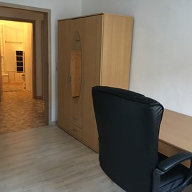 Monteurzimmer: Schlafzimmer 1; Schrank und Schreibtisch - Wohnen in der Uni-Silber-und Welterbestadt Freiberg. Whg.3
