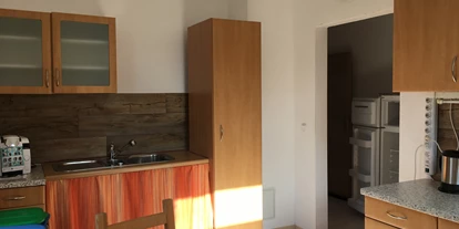Monteurwohnung - Bettwäsche: Bettwäsche gegen Gebühr - Deutschland - Küche Ansicht Spüle, Kaffeemachine und Kühlschrank - Wohnen in der Uni-Silber-und Welterbestadt Freiberg. Whg.4