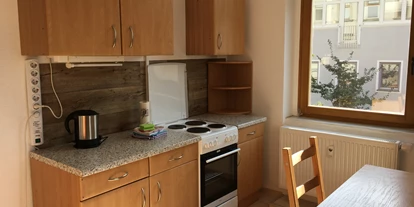 Monteurwohnung - Bettwäsche: Bettwäsche gegen Gebühr - Deutschland - Küchen Ansicht Herd, Backofen und Sitzgelegenheit - Wohnen in der Uni-Silber-und Welterbestadt Freiberg. Whg.4