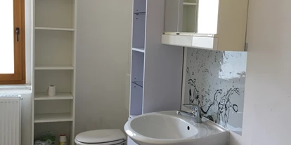 Monteurwohnung - Bettwäsche: Bettwäsche gegen Gebühr - Deutschland - Bad; Waqschbecken und Toilette - Wohnen in der Uni-Silber-und Welterbestadt Freiberg. Whg.4