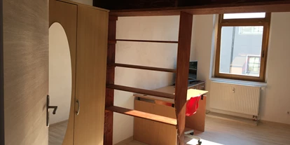 Monteurwohnung - Bettwäsche: Bettwäsche gegen Gebühr - Deutschland - Schlafzimmer 1; Schrank, Schreintisch und Fernseher - Wohnen in der Uni-Silber-und Welterbestadt Freiberg. Whg.4