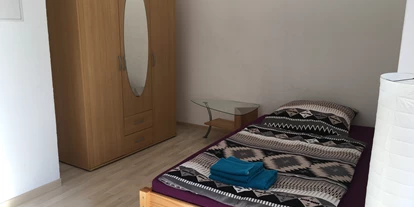 Monteurwohnung - Bettwäsche: Bettwäsche gegen Gebühr - Deutschland - Schlafzimmer 2; Bett (120x200) und Schrank - Wohnen in der Uni-Silber-und Welterbestadt Freiberg. Whg.4