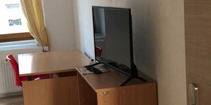 Monteurwohnung - Bettwäsche: Bettwäsche gegen Gebühr - Deutschland - Schlafzimmer 2 Schreibtisch und fernseher - Wohnen in der Uni-Silber-und Welterbestadt Freiberg. Whg.4