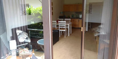 Monteurwohnung - Bettwäsche: Bettwäsche gegen Gebühr - Deutschland - Küche mit Essplatz vom Balkon aus. - Ferienwohnung Helmer