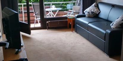 Monteurwohnung - Bettwäsche: Bettwäsche gegen Gebühr - Deutschland - Wohnbereich mit Schlafsofa, welches zwei Betten hat. - Ferienwohnung Helmer
