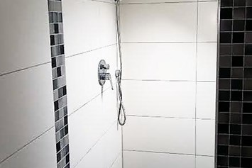 Monteurzimmer: begehbare Dusche im Bad - Monteurezimmer im Höfle