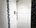 Monteurzimmer: begehbare Dusche im Bad - Monteurezimmer im Höfle