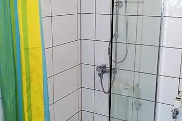 Monteurzimmer: Gemeinschaftsbad mit Dusche - Monteurezimmer im Höfle