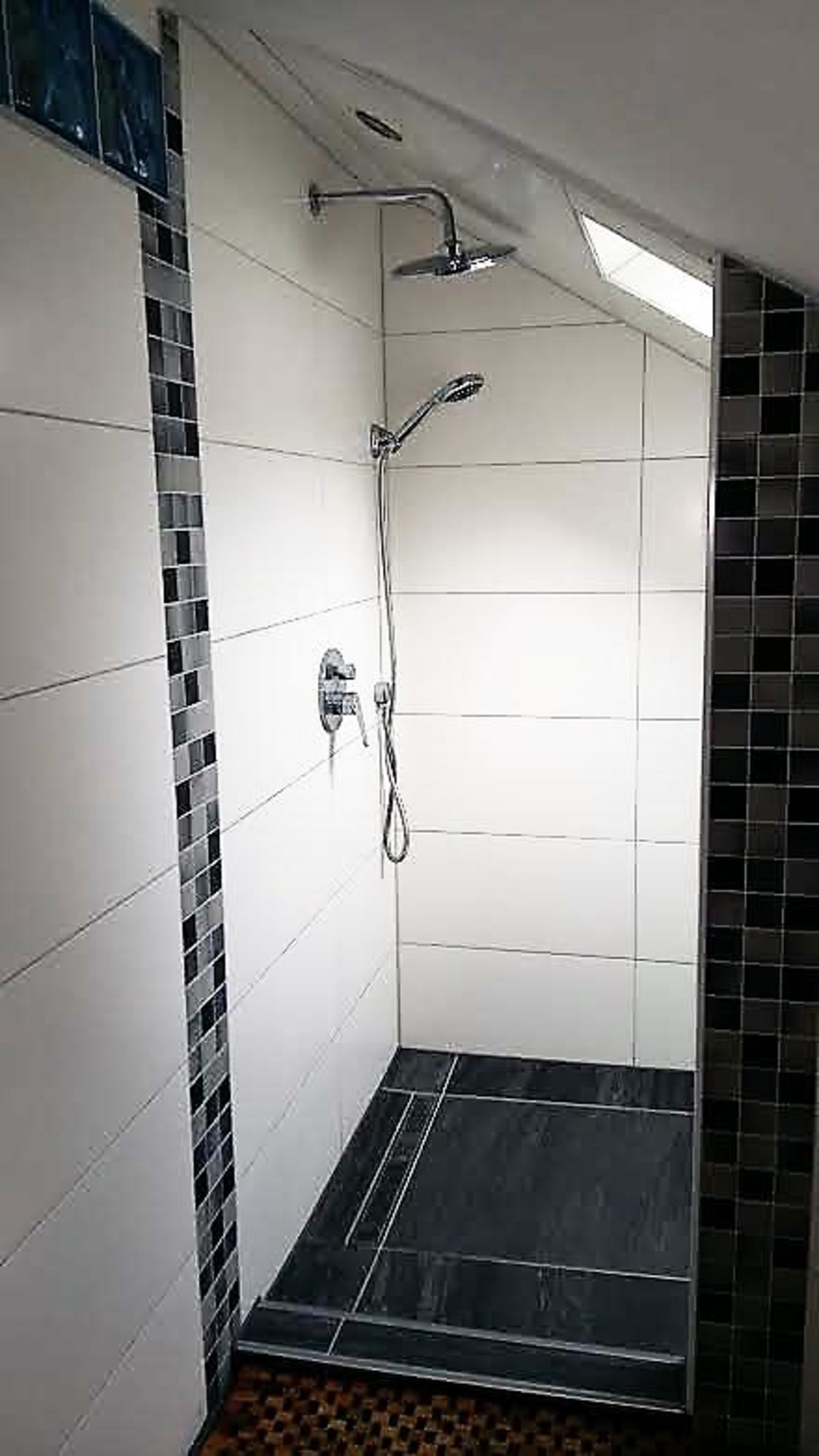 Monteurzimmer: begehbare Dusche im Bad - Monteurzimmer im Höfle
