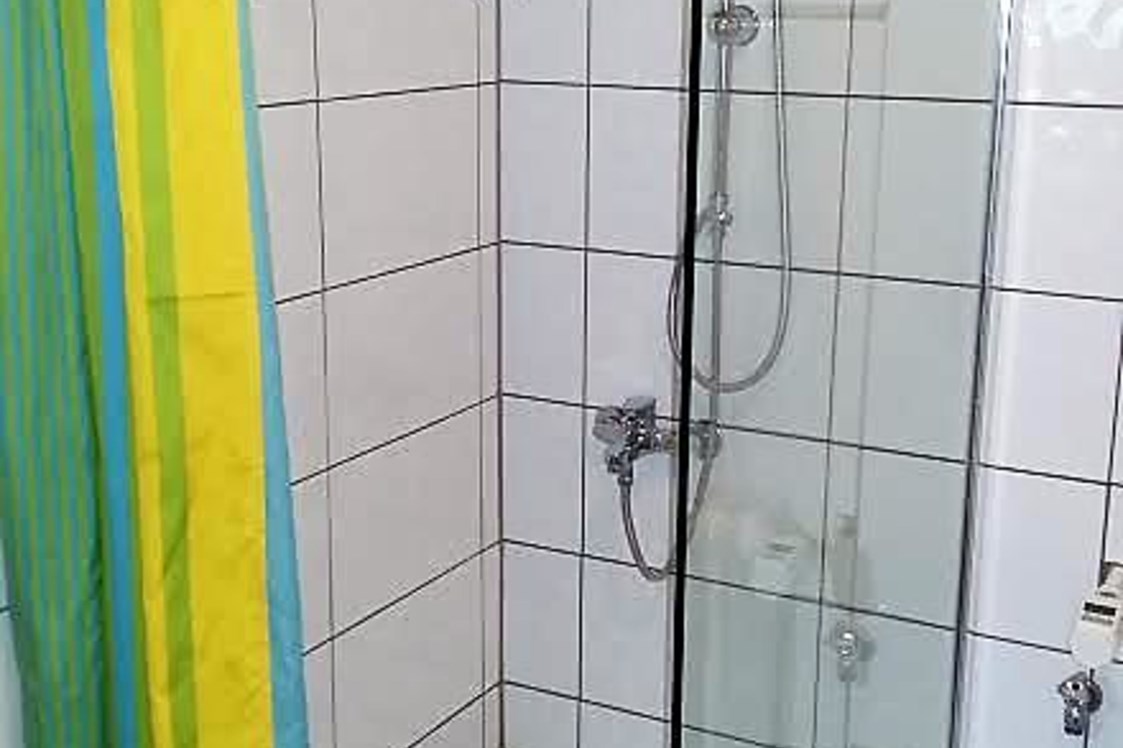 Monteurzimmer: Gemeinschaftsbad mit Dusche - Monteurzimmer im Höfle