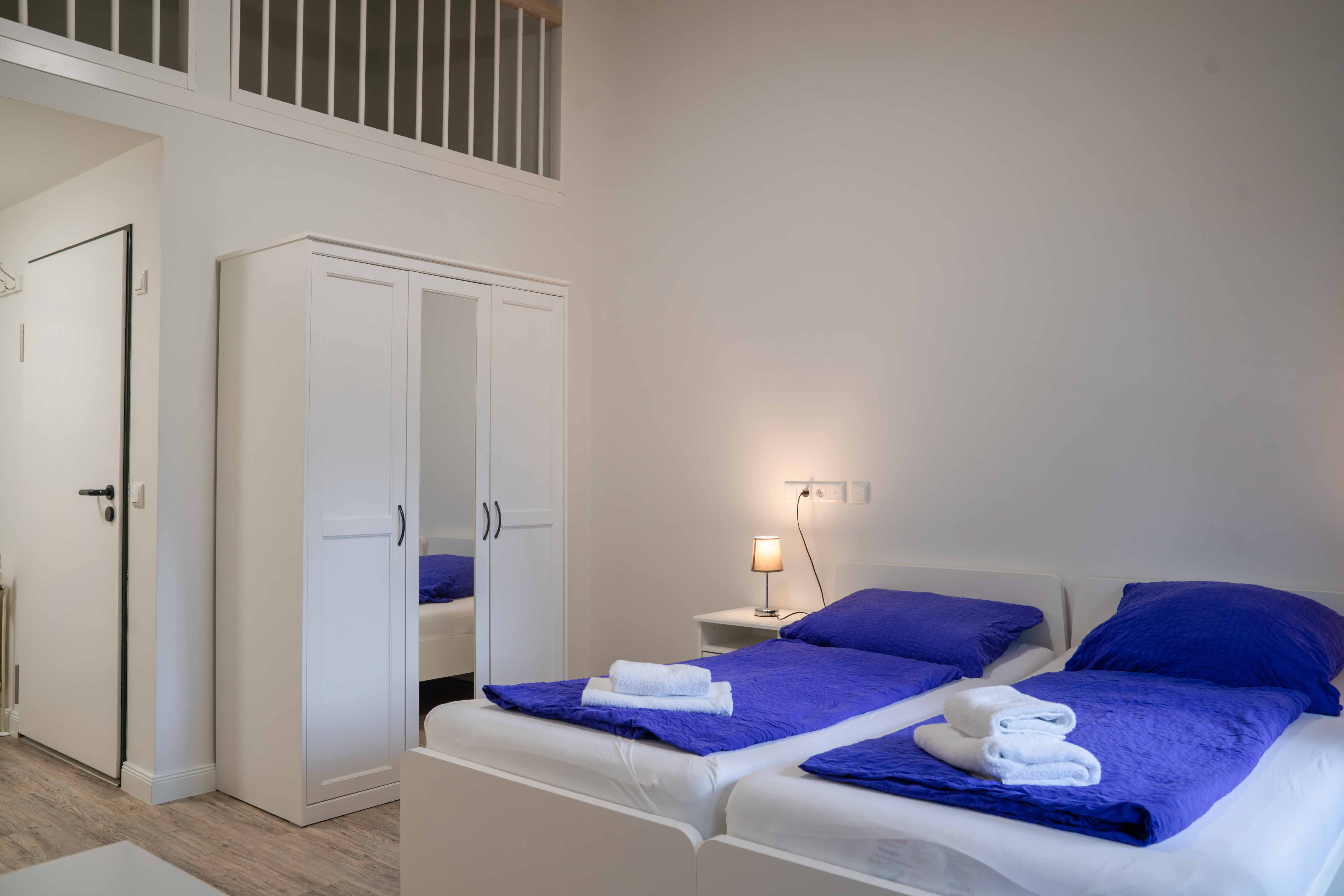 Monteurwohnung - WLAN - Schleswig-Holstein - Doppelzimmer mit Spitzboden, max. 4 Personen - Monteurzimmer in Ostseenähe