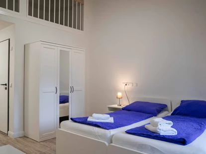 Monteurwohnung - Kaffeemaschine - Schleswig-Holstein - Doppelzimmer mit Spitzboden, max. 4 Personen - Monteurzimmer in Ostseenähe