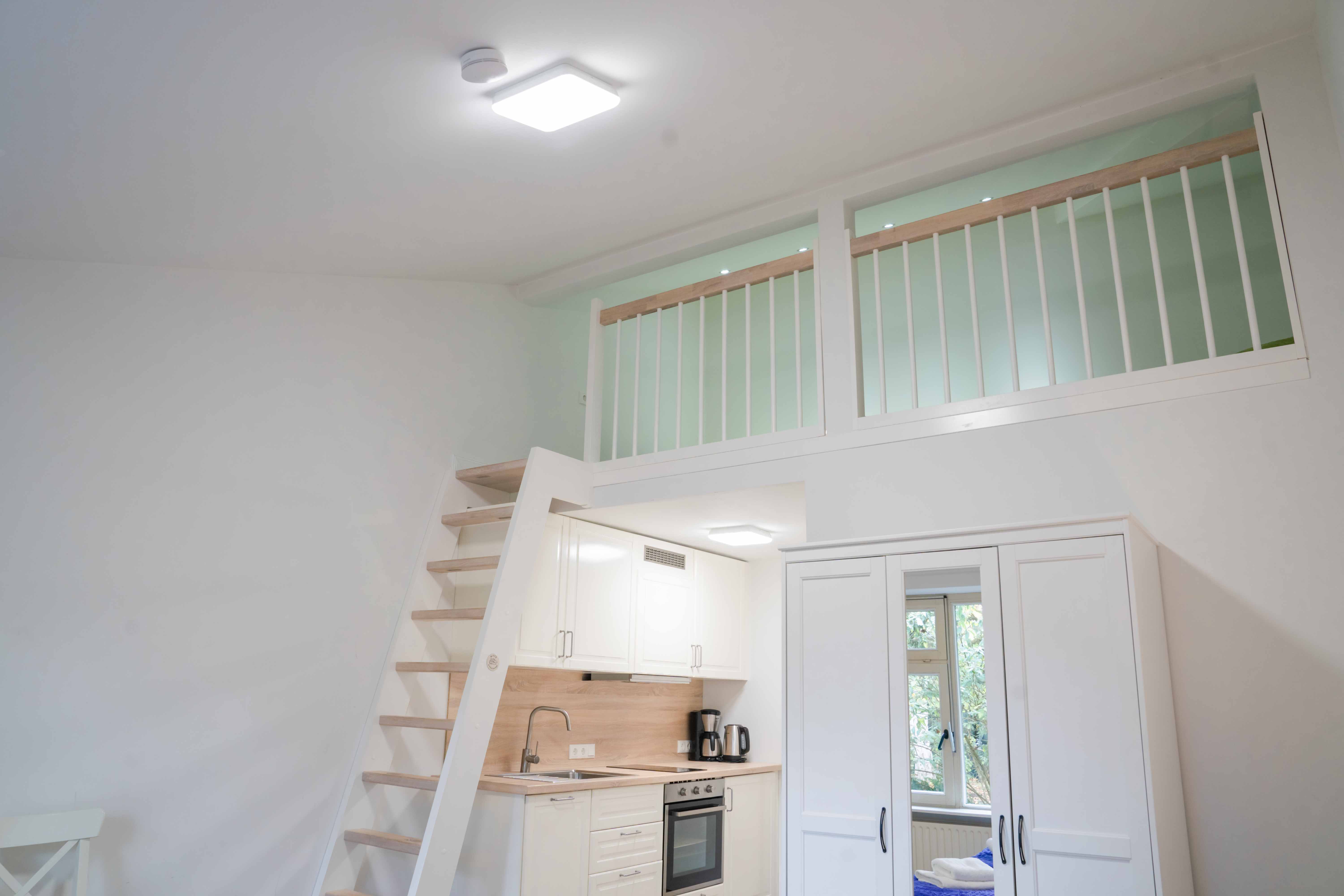 Monteurwohnung - WLAN - Schleswig-Holstein - Küchenzeile und Aufgang zum Spitzboden - Monteurzimmer in Ostseenähe