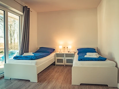 Monteurwohnung - Kaffeemaschine - Schleswig-Holstein - Schlafzimmer 3 Raum Wohnung - Monteurzimmer in Ostseenähe