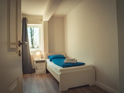 Monteurwohnung - Kaffeemaschine - Schleswig-Holstein - Schlafzimmer 3 Raum Wohnung - Monteurzimmer in Ostseenähe