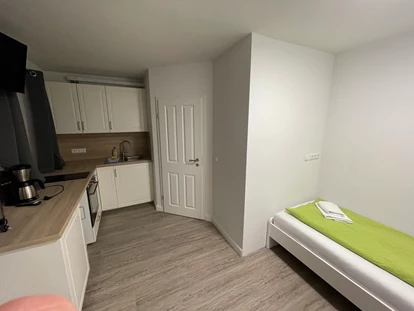 Monteurwohnung - Kaffeemaschine - Schleswig-Holstein - Einzelzimmer mit Küchenzeile - Monteurzimmer in Ostseenähe