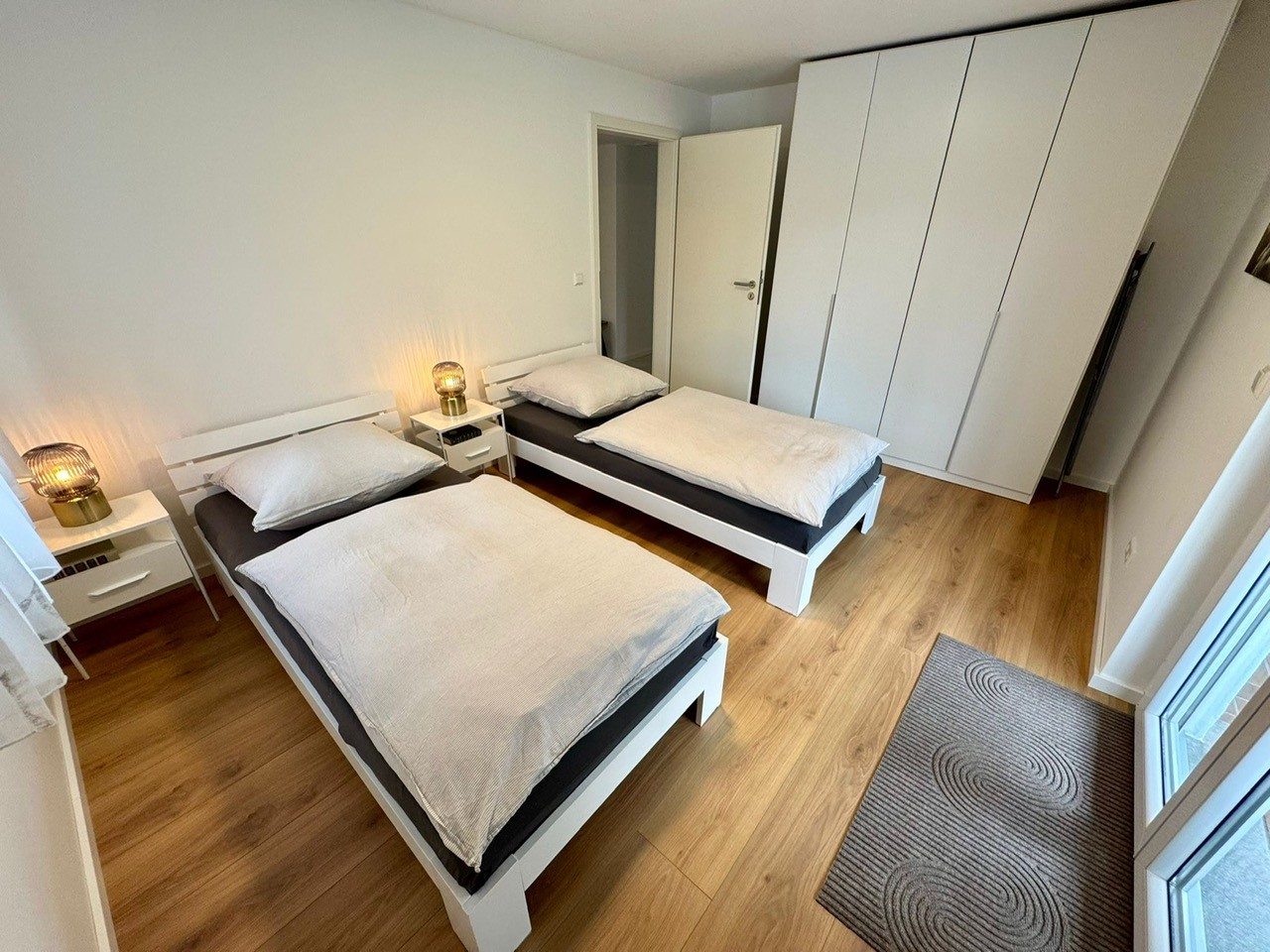 Monteurzimmer: Schlafzimmer Nr. 2 mit Schrank - Flughafen Stuttgart