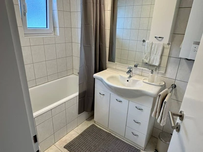 Monteurwohnung - Kusterdingen - Tageslichtbad mit Badewann - Wohnung Leinfelden/Stuttgart