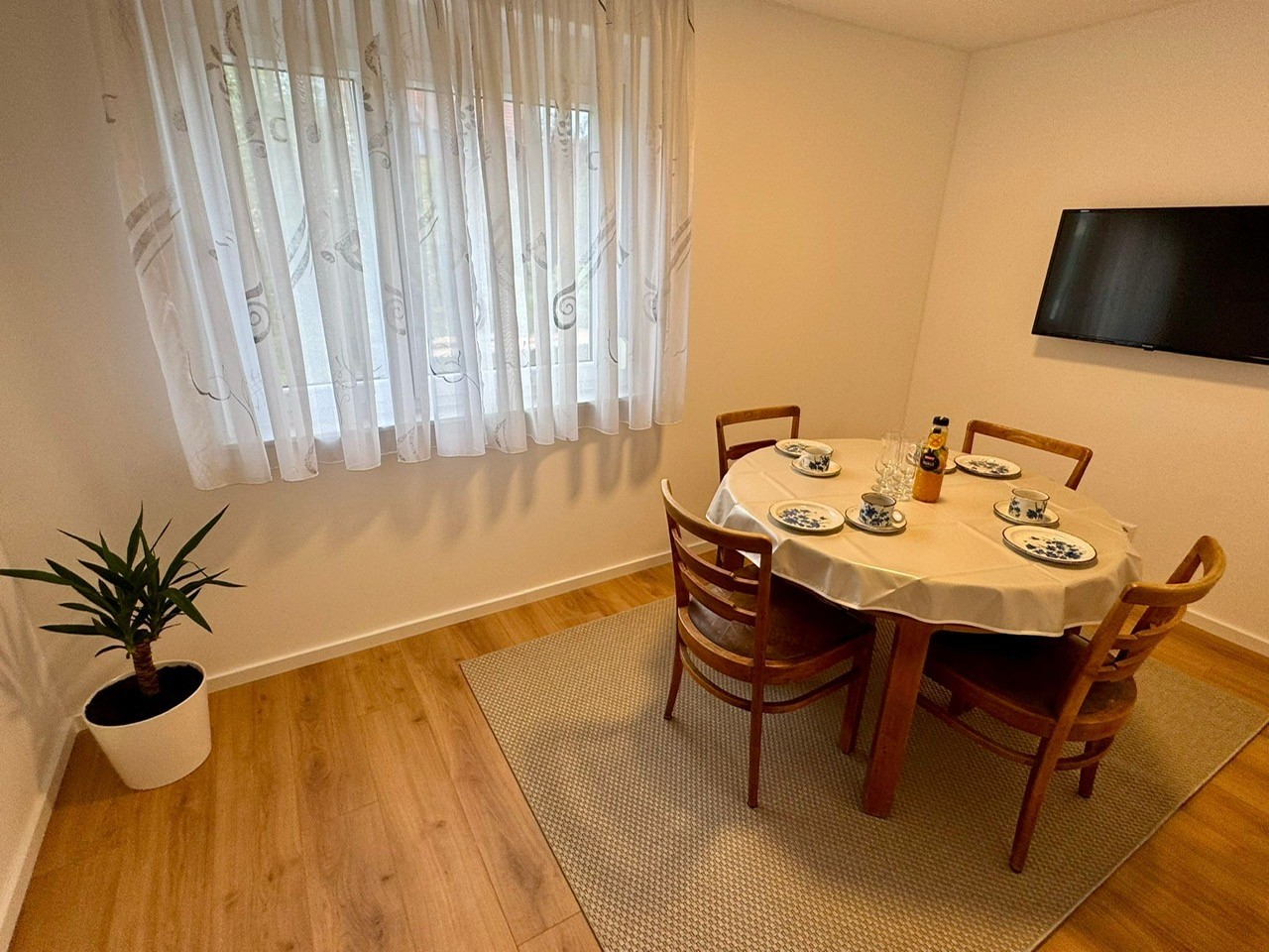 Monteurwohnung - PLZ 71063 (Deutschland) - Esszimmer mit TV - Wohnung Leinfelden/Stuttgart