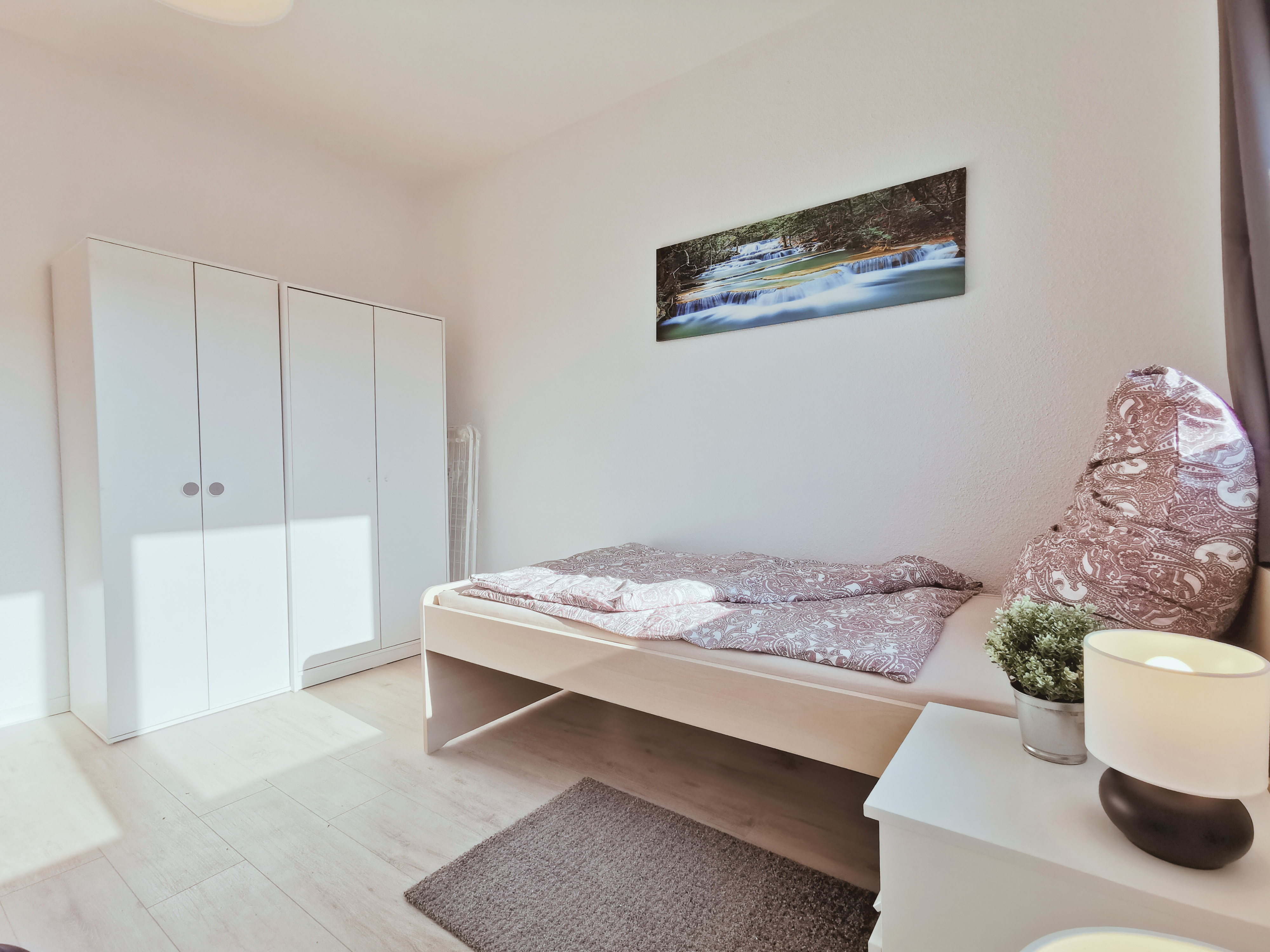 Monteurwohnung - Kühlschrank - Sachsen-Anhalt - Schlafzimmer - flex living -  Monteurwohnungen in Dessau