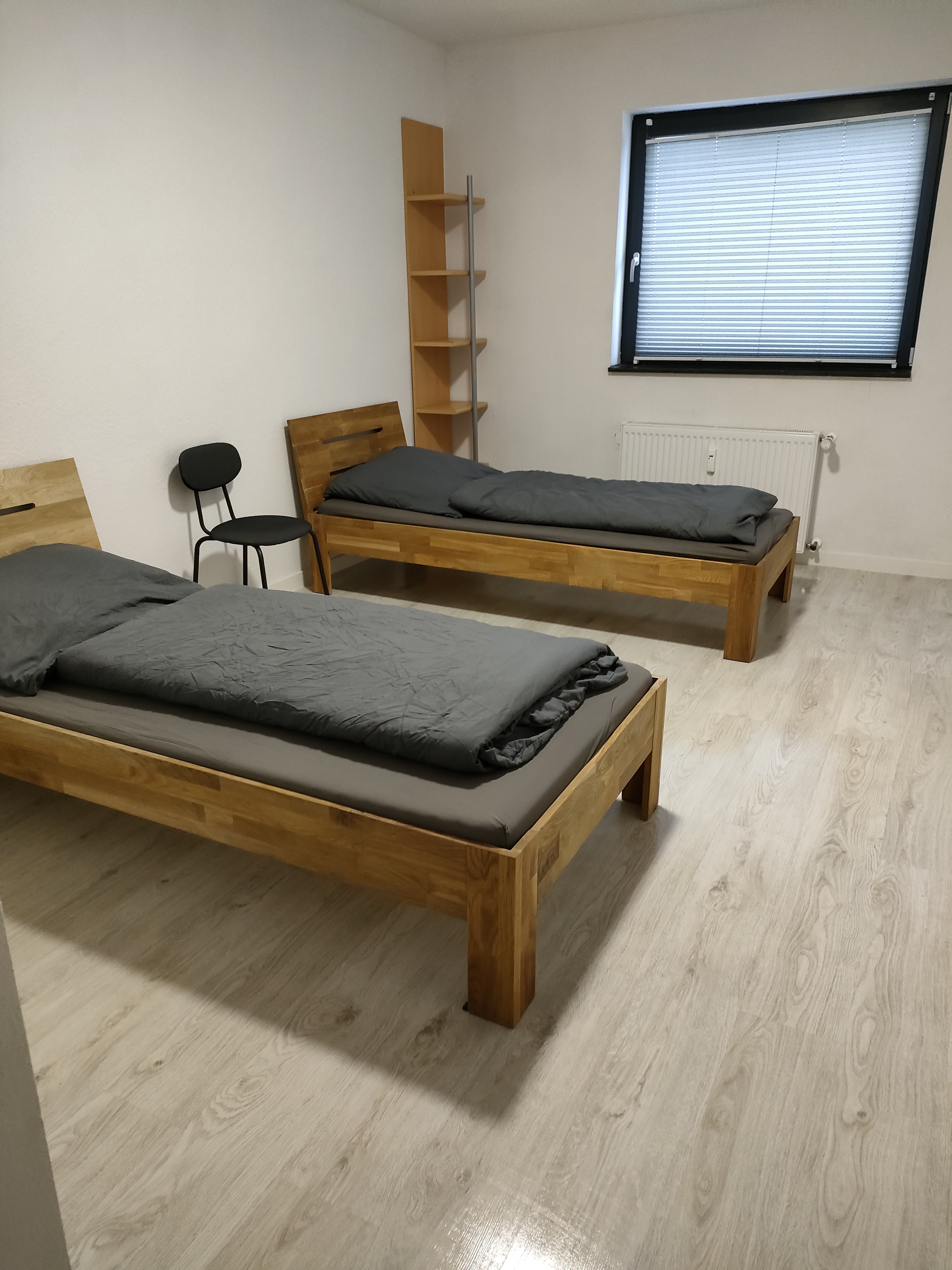 Monteurzimmer: Schlafzimmer Wohnung 2 - Easy Home Wohnen auf Zeit 5 separate Wohneinheiten 