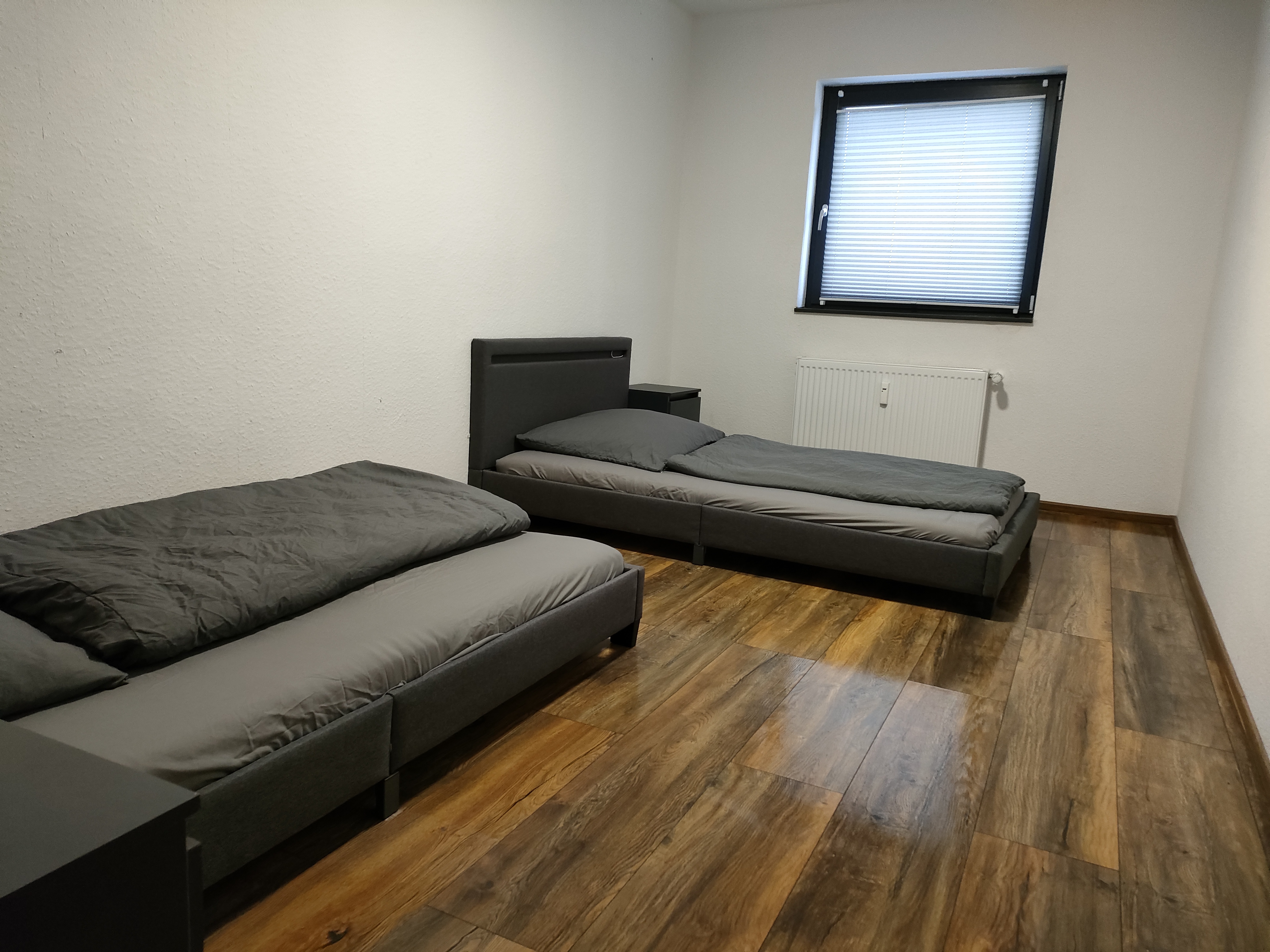 Monteurzimmer: Schlafzimmer Wohnung 2 - Easy Home Wohnen auf Zeit 5 separate Wohneinheiten 