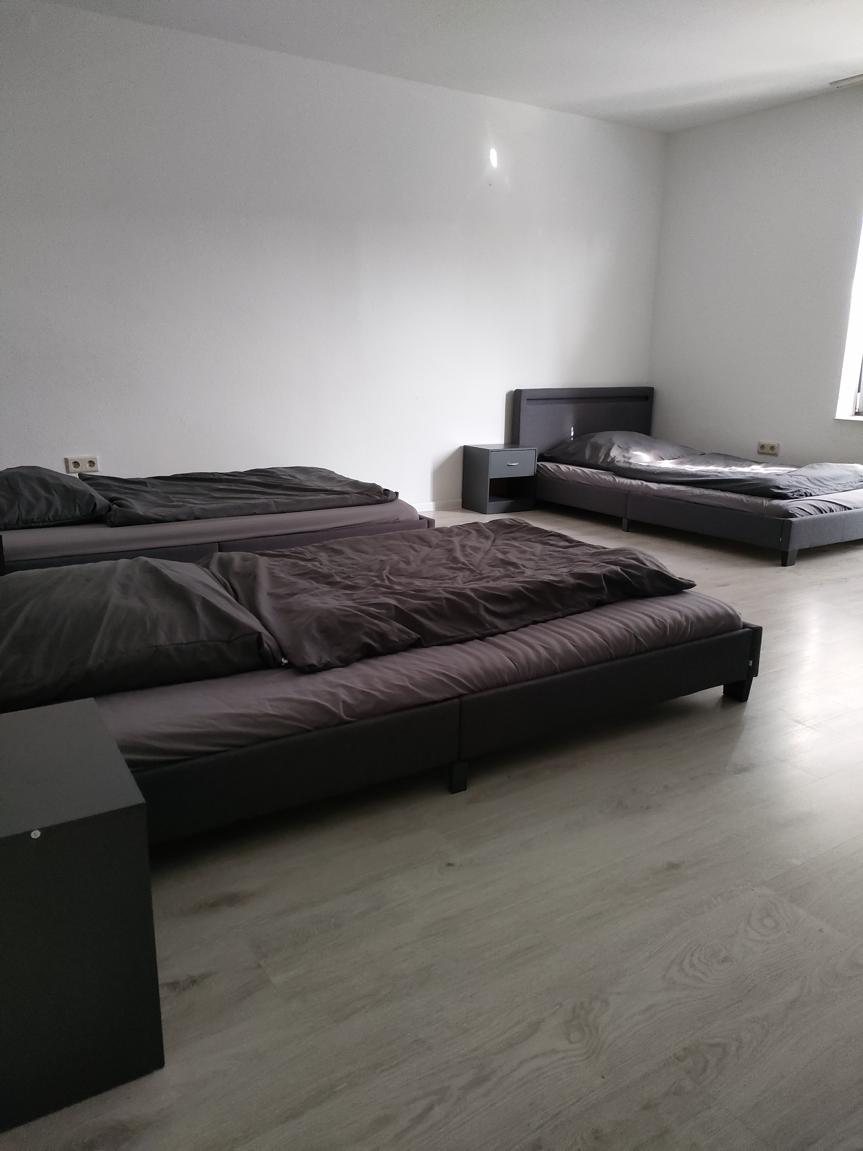 Monteurzimmer: Schlafzimmer Wohnung 4 - Easy Home Wohnen auf Zeit 5 separate Wohneinheiten 