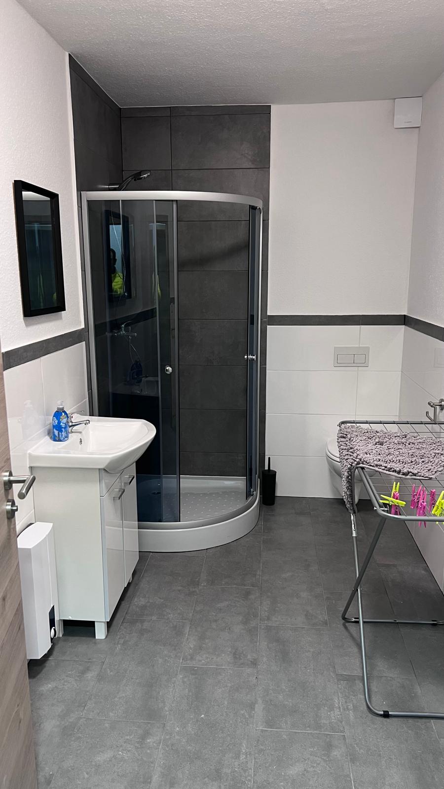 Monteurzimmer: Badezimmer Wohnung 2 - Easy Home Wohnen auf Zeit 5 separate Wohneinheiten 