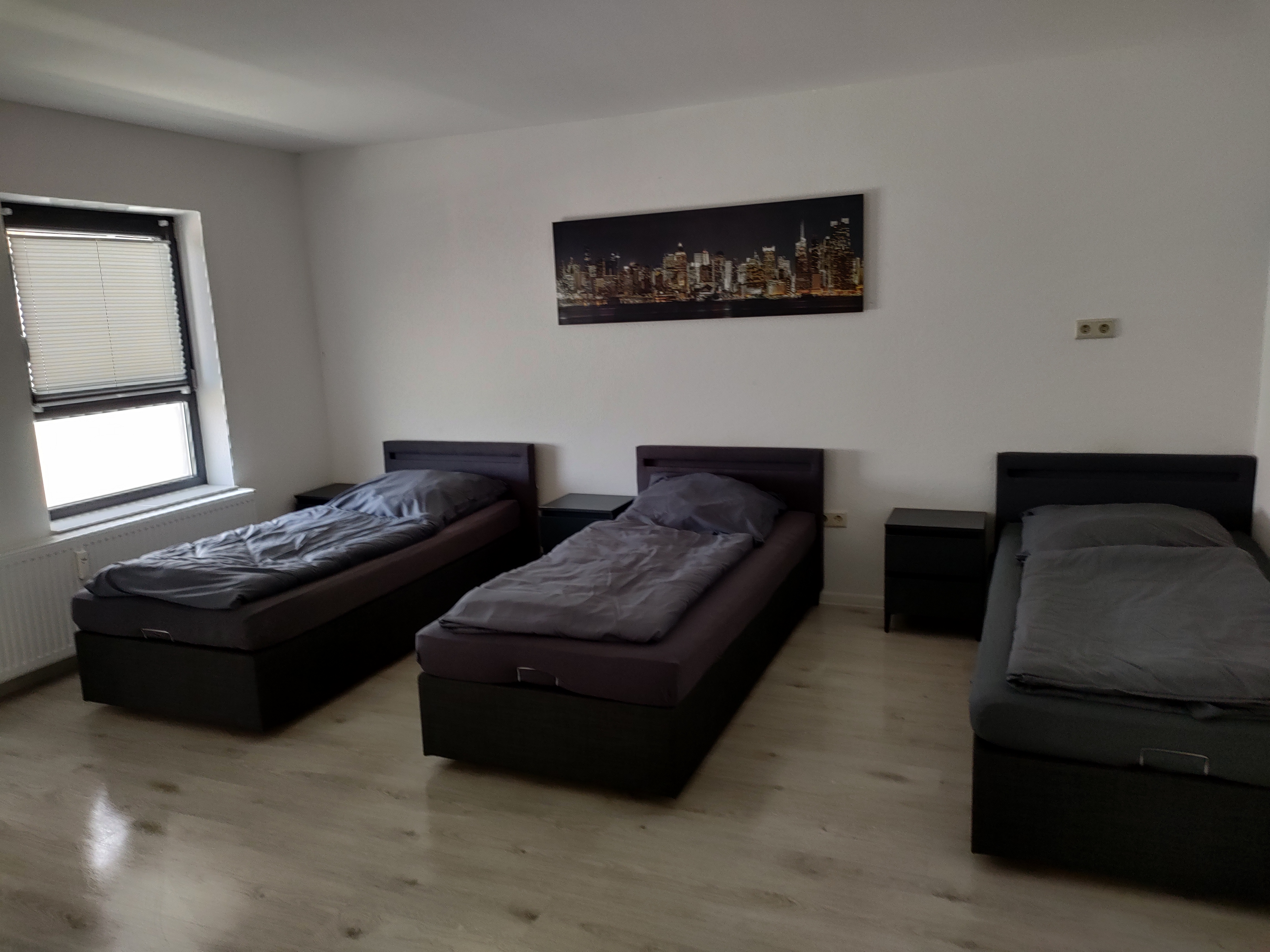 Monteurzimmer: Schlafzimmer Wohnung 3 - Easy Home Wohnen auf Zeit 5 separate Wohneinheiten 