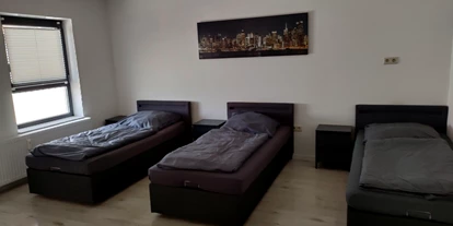 Monteurwohnung - PLZ 31860 (Deutschland) - Schlafzimmer Wohnung 3 - Easy Home Wohnen auf Zeit 5 separate Wohneinheiten
