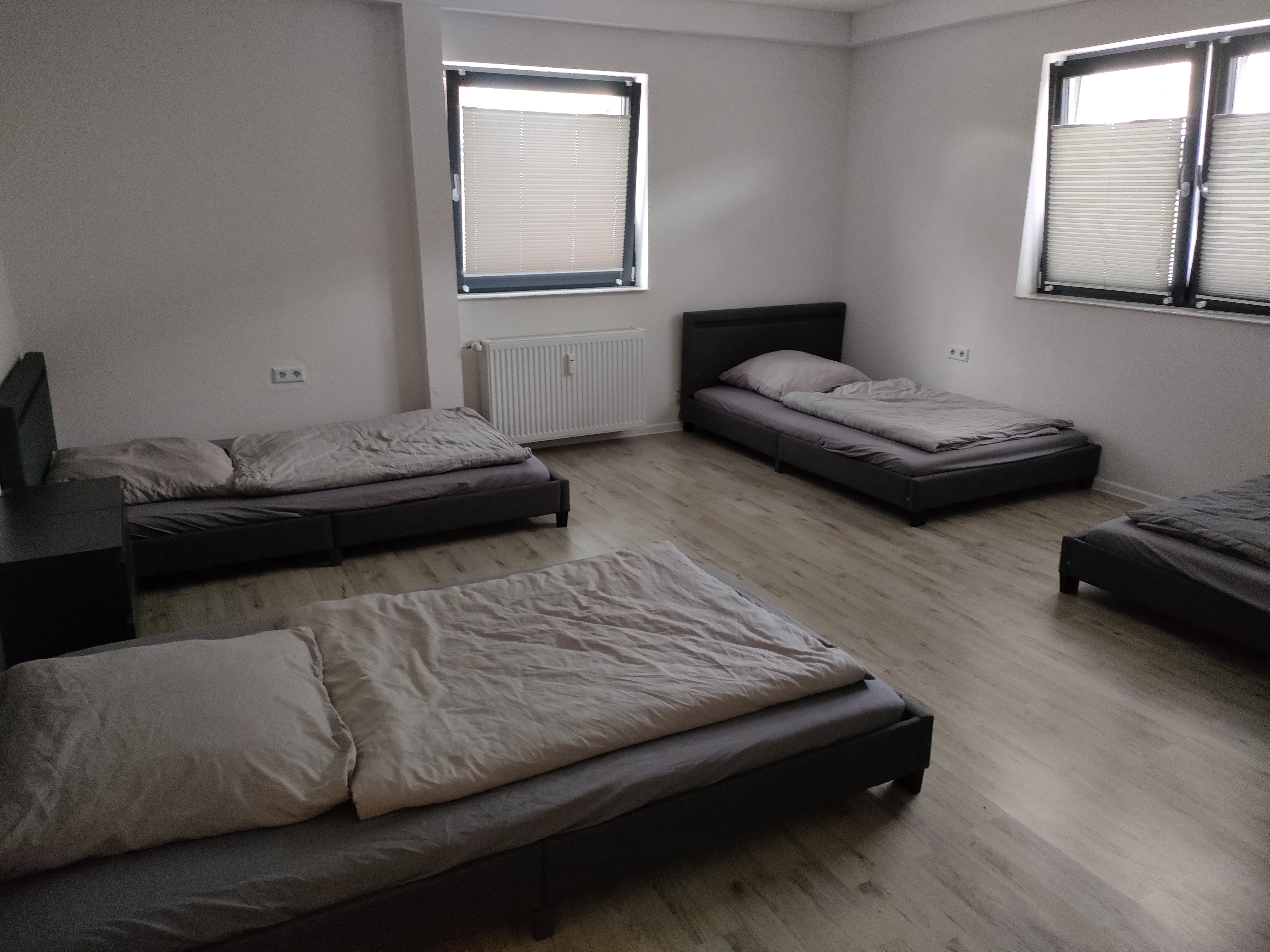 Monteurzimmer: Schlafzimmer Wohnung 1 - Easy Home Wohnen auf Zeit 5 separate Wohneinheiten 