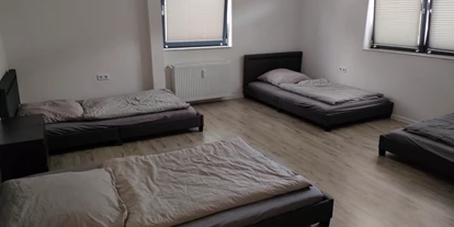 Monteurwohnung - PLZ 31860 (Deutschland) - Schlafzimmer Wohnung 1 - Easy Home Wohnen auf Zeit 5 separate Wohneinheiten