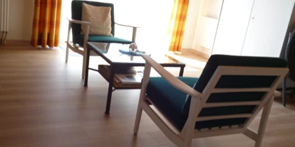 Monteurwohnung - PLZ 75433 (Deutschland) - Couchtisch mit 2 Sesseln - Ferienwohnung Serres