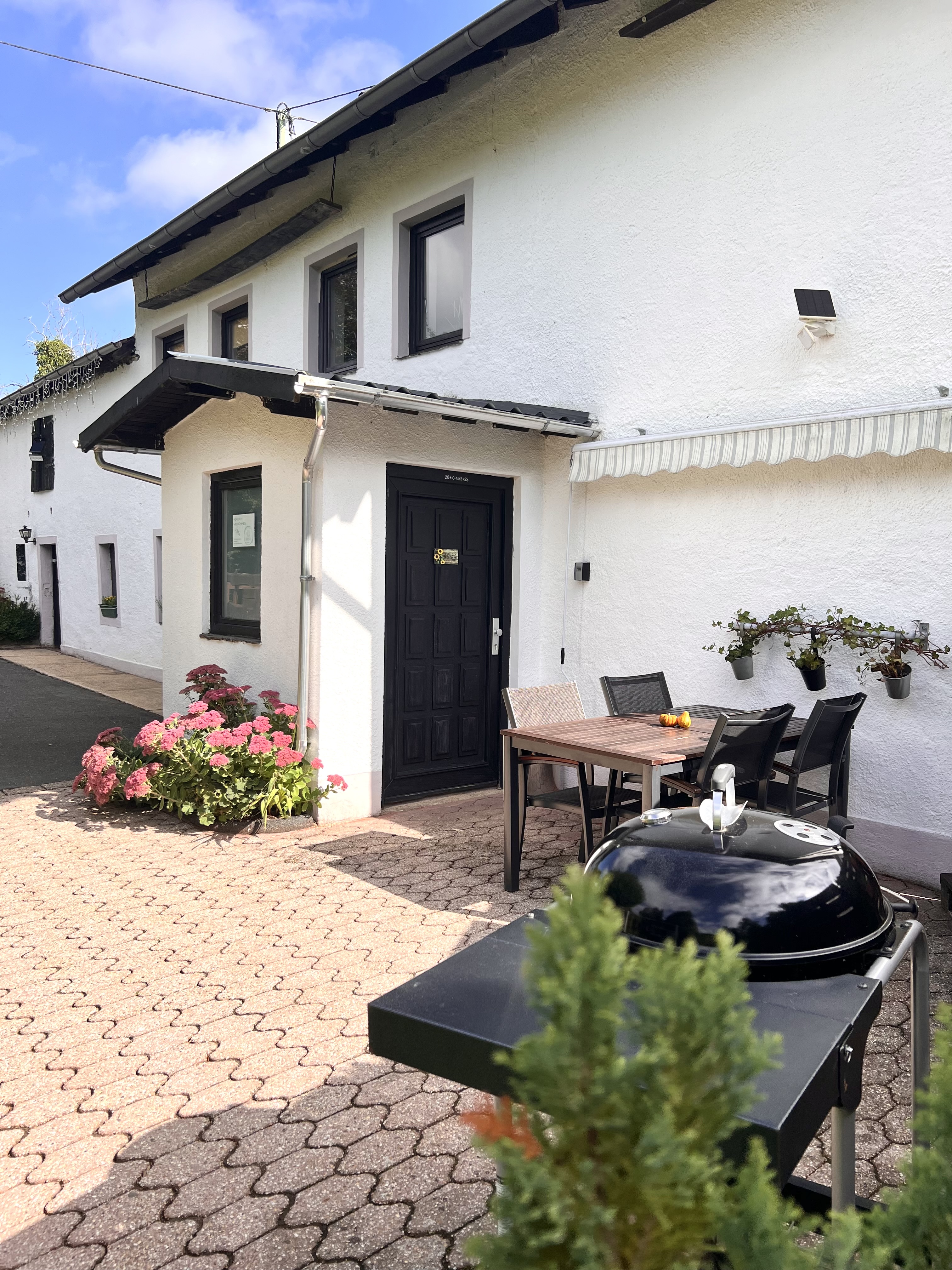 Monteurwohnung - Zimmertyp: Doppelzimmer - Rheinland-Pfalz - Eingang - Terrasse - Eifel Refugium Hübsch Ferienhaus in der Südeifel
