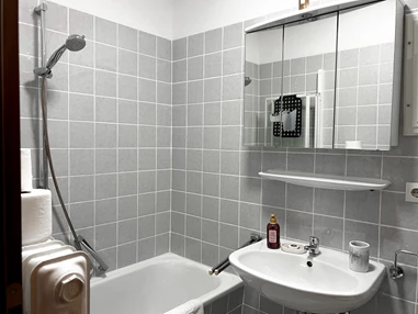 Monteurzimmer: 2-Zimmer-Wohnung mit Balkon – ideal für Monteure & Pendler