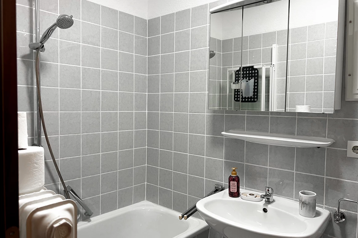 Monteurzimmer: 2-Zimmer-Wohnung mit Balkon – ideal für Monteure & Pendler