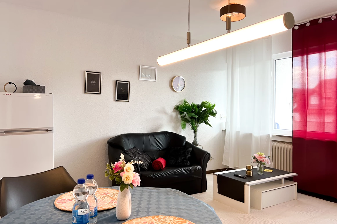 Monteurzimmer: 2-Zimmer-Wohnung mit Balkon – ideal für Monteure & Pendler