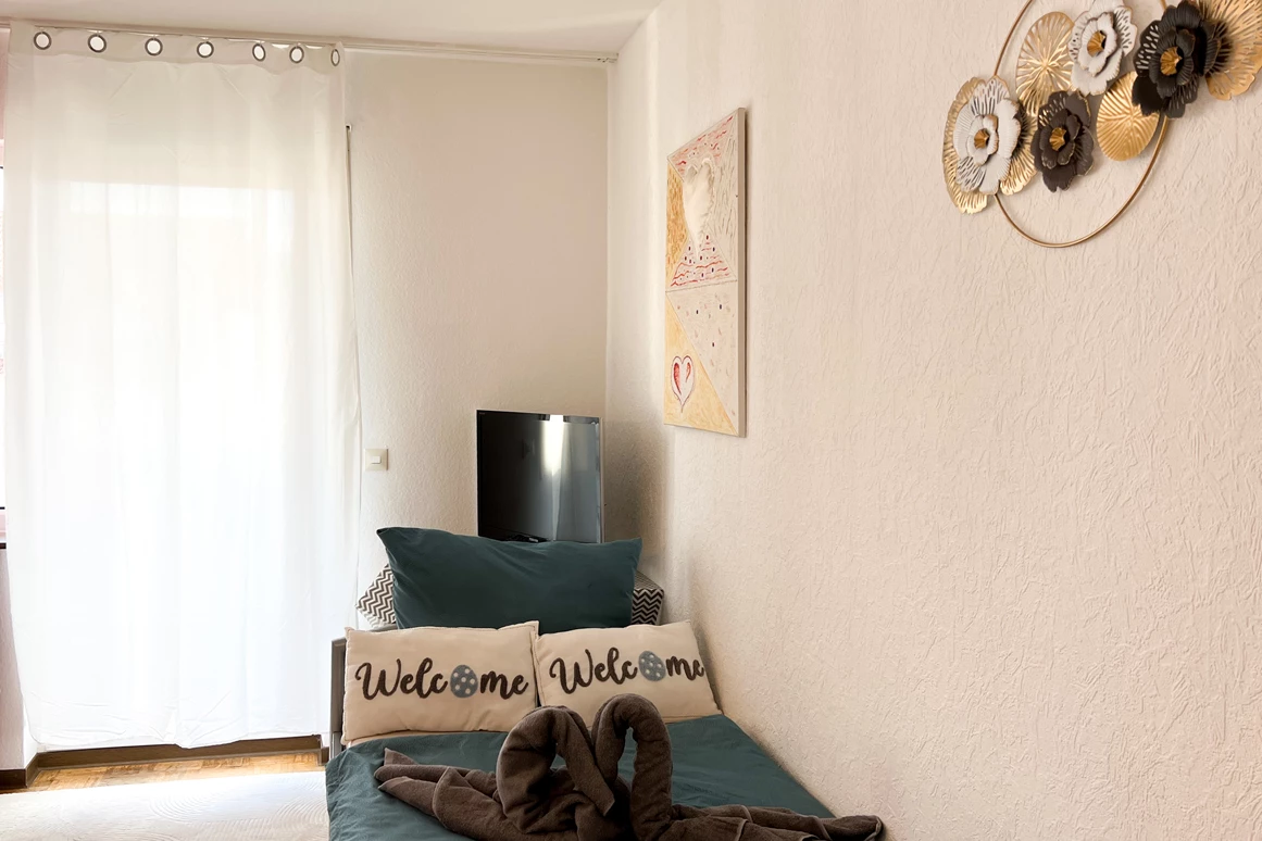 Monteurzimmer: 2-Zimmer-Wohnung mit Balkon – ideal für Monteure & Pendler